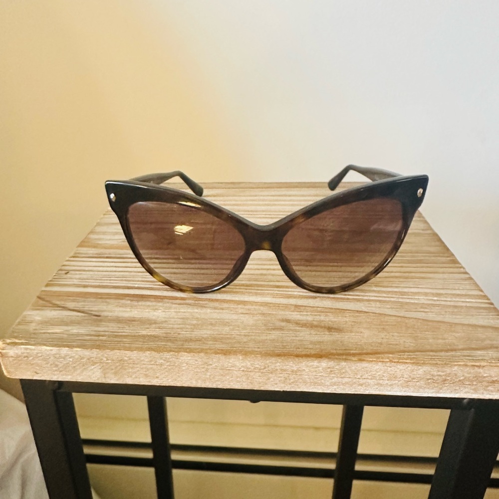 Elegant Black Cat-Eye Sunglasses